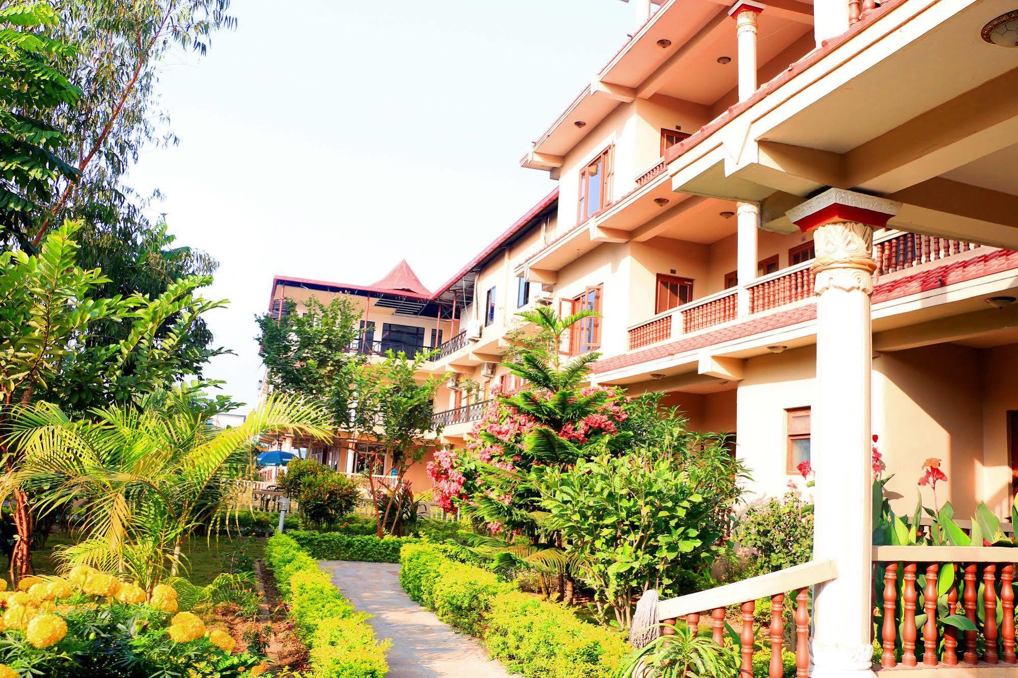 Hotel Royal Safari ソーラハ エクステリア 写真